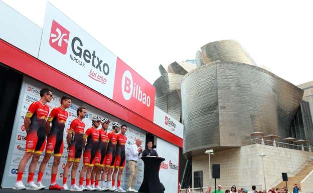 China Glory, frente al Museo Guggenheim en el control de firma del Circuito de Getxo.  GETTY IMAGES