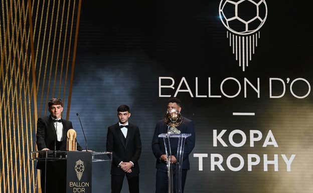 Gavi, Pedri y Ronaldo, en la Gala. GETTY
