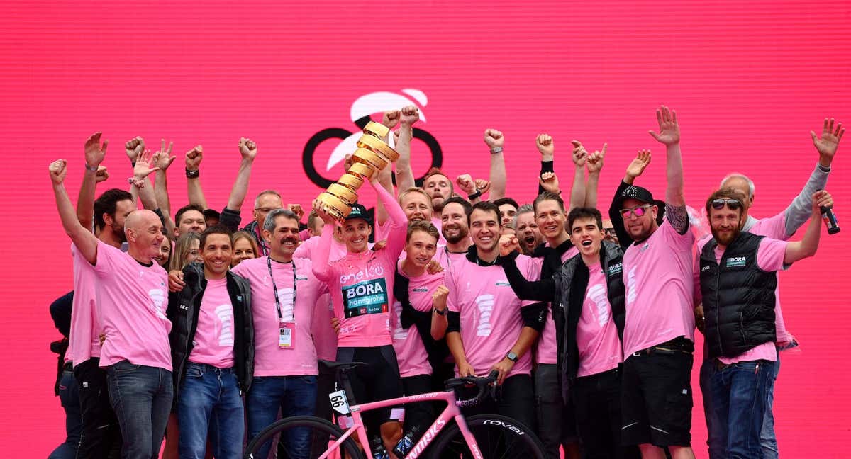 Jai Hindley levanta el trofeo de campeón del Giro de Italia 2022.