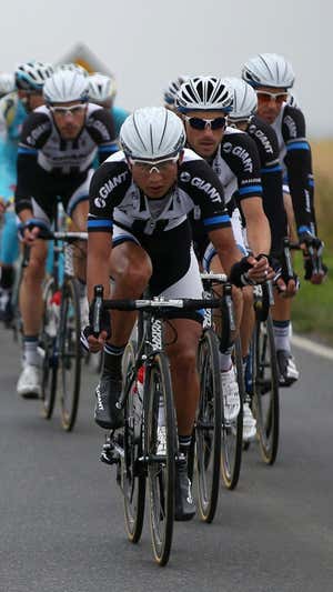 Ji Cheng, al frente de la fila de Giant-Shimano durante el Tour de Francia 2014.  GETTY IMAGES