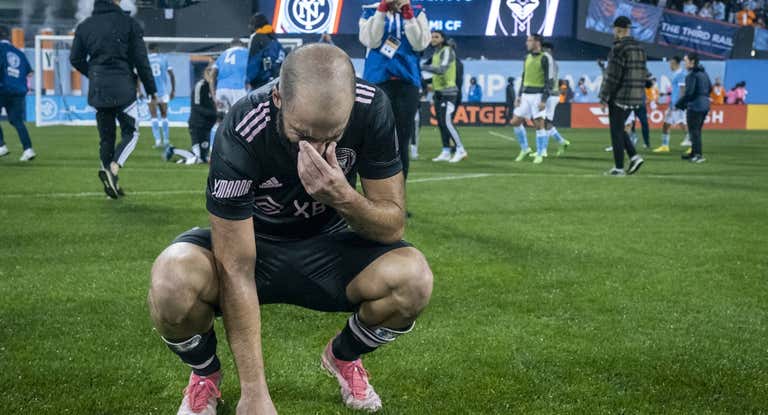 Gonzalo Higuaín llorando sobre el césped del Citi Field Stadium de Nueva York en su último partido como profesional.