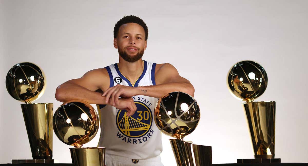 Stephen Curry posa con los cuatro trofeos de campeón de la NBA que tiene en su palmarés. /GETTY
