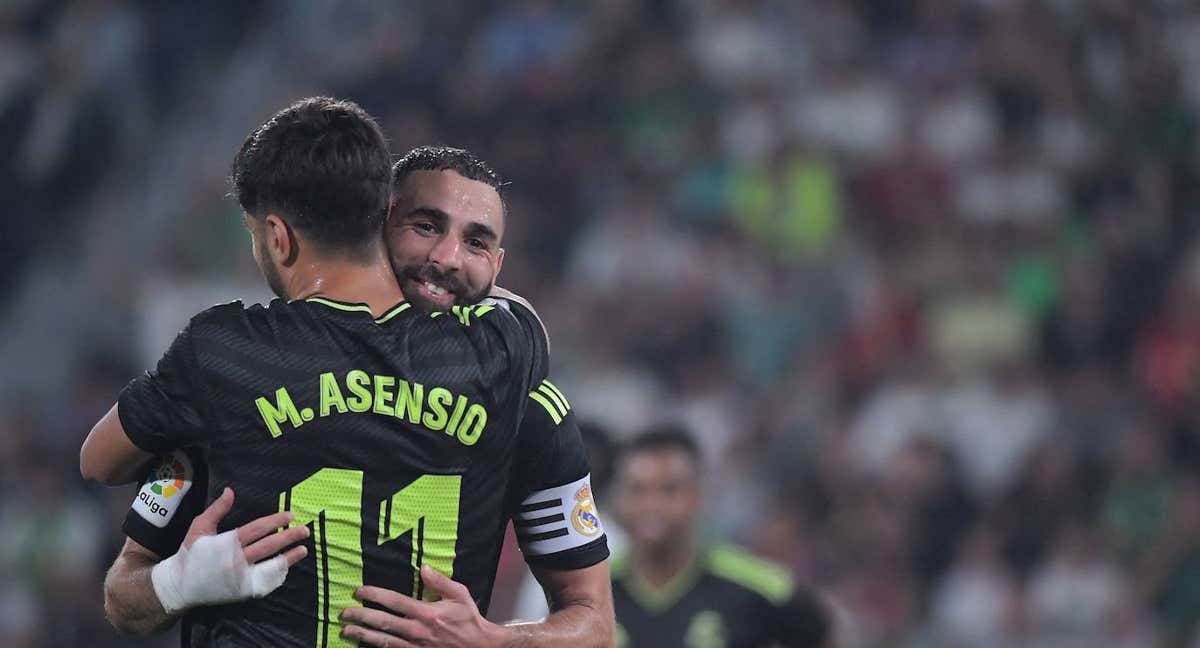 Benzema se abraza con Asensio tras su gol al Elche.