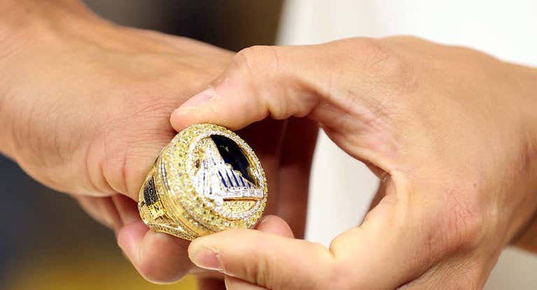 Primer plano del anillo de campeones de los Golden State Warriors.