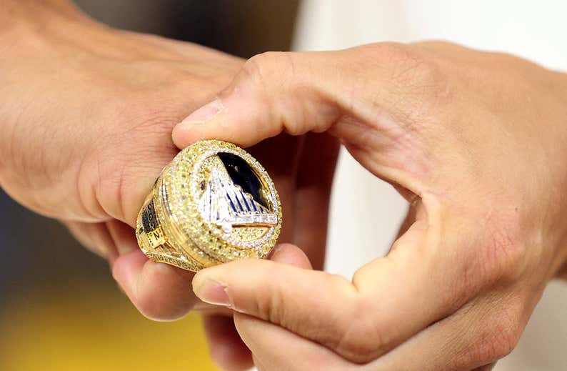 El anillo de los Warriors: 59 diamantes, puertas secretas y un mensaje para Boston