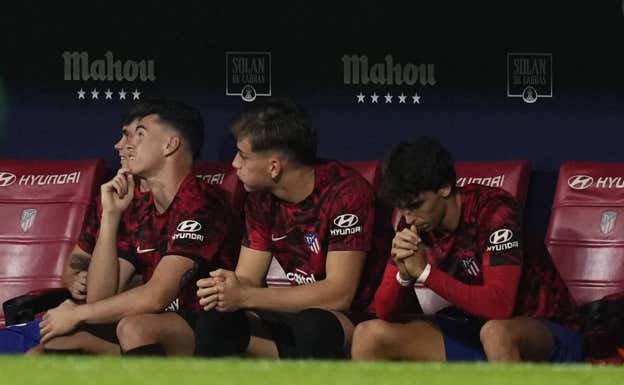 Joao Félix, en el banquillo con Sergio Mestre, Iturbe y Sergio Díez.  GETTY