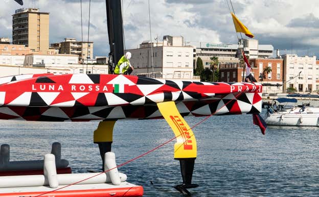 El nuevo Luna Rossa, en su botadura en Cagliari  IVO ROVIRA