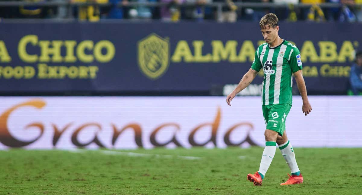 Canales se retira del campo tras ser expulsado por Mateu Lahoz.