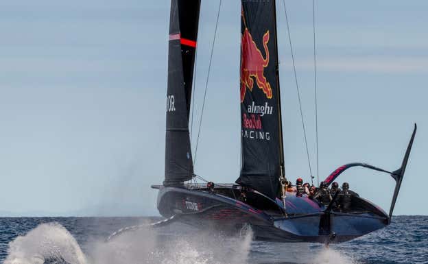 El Alinghi Red Bull, en aguas de Barcelona  ÁLEX CARABÍ