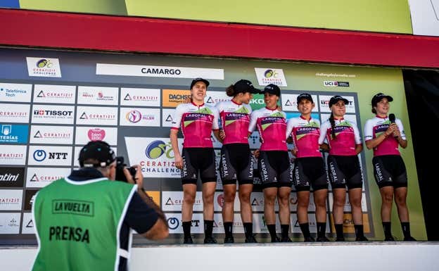 El equipo Laboral Kutxa, en un control de firma de la Ceratizit Challenge by La Vuelta.  Laboral Kutxa / Fundación Euskadi