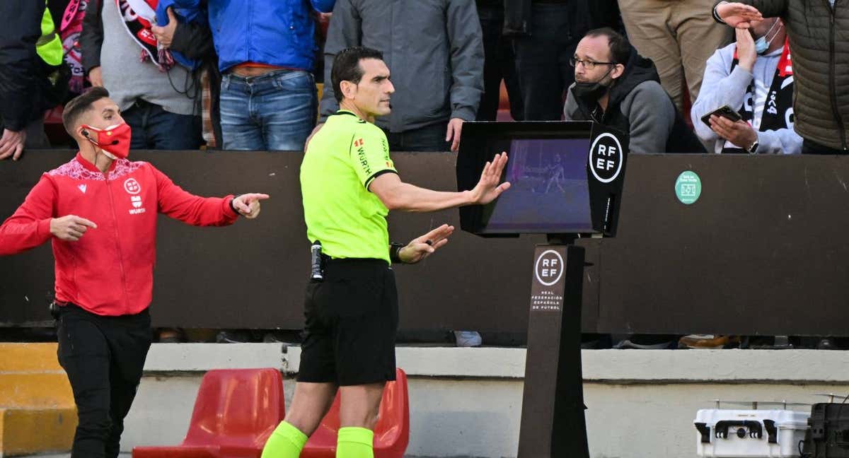 Martínez Munuera consulta el VAR durante un partido de la temporada pasada. /Getty