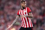 Iñigo Martínez se examina en el Camp Nou con su futuro en el aire