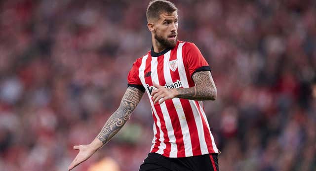Iñigo Martínez se examina en el Camp Nou con su futuro en el aire