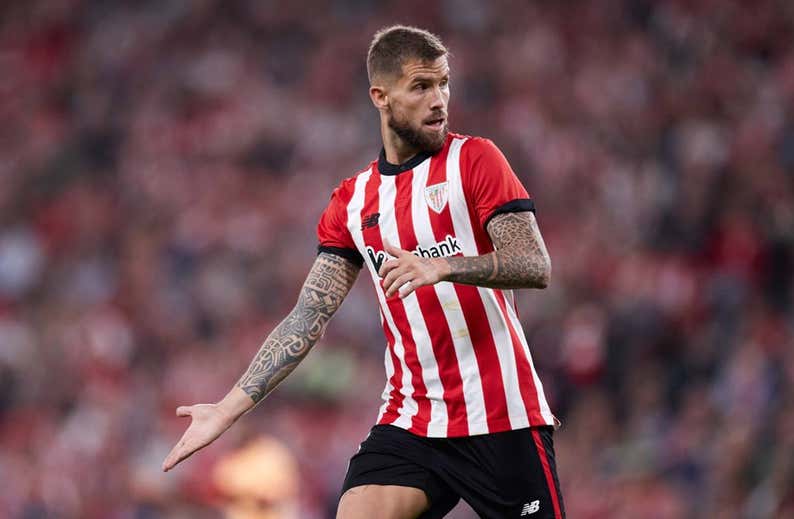 Iñigo Martínez se examina en el Camp Nou con su futuro en el aire