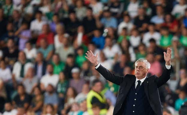 Ancelotti, en un momento del Real Madrid-Sevilla.  GETTY