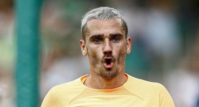 Napoleón Griezmann, el diván de Carlo y Xavi se cambia de traje