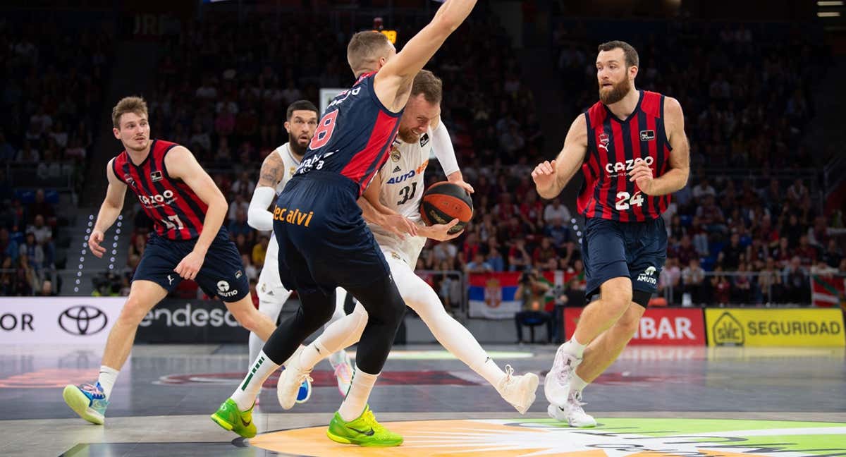 Dzanan Musa penetra ante la defensa de Tadas Sedekerskis./ A.Bouzo - acb Photo