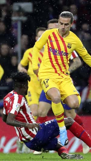 Thomas entra a Griezmann, en el Metropolitano en diciembre de 2019.