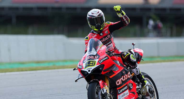 Álvaro Bautista celebra la victoria este domingo en el Gran Premio de Argentina.