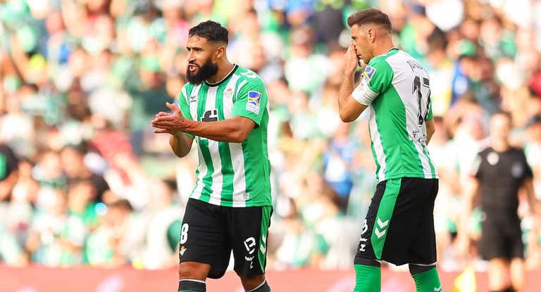 Fekir aplaude a sus compañeros durante el partido ante el Atlético de Madrid.