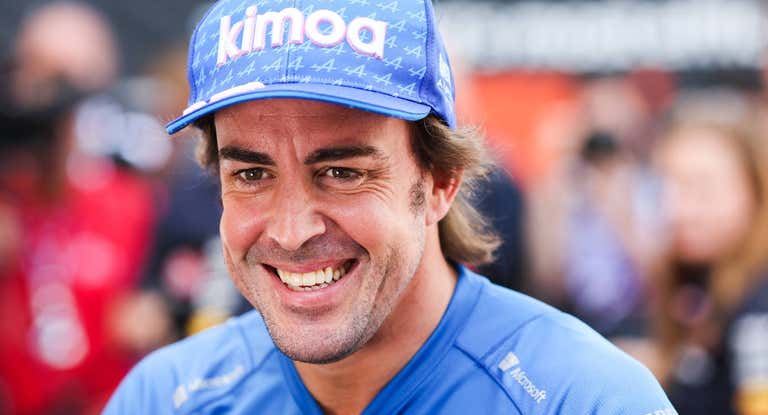 Fernando Alonso sonríe durante un gran premio de Fórmula 1 en 2022.