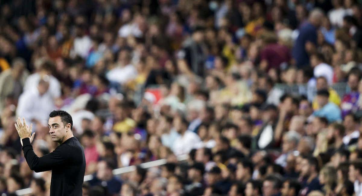Xavi aplaude los cánticos del Camp Nou a su figura.