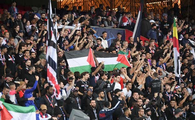 Los ultras del PSG durante el partido.  GETTY