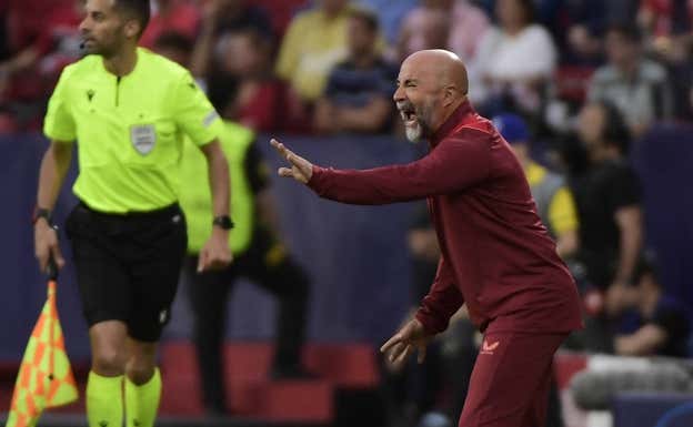 Jorge Sampaoli realiza una indicación a sus jugadores. Getty