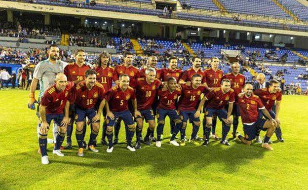Setién, con la Selección de veteranos que jugó en Alicante.
