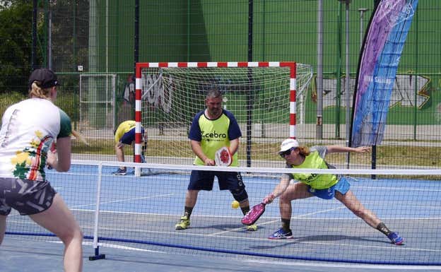 Daniel Hernando y Gema García en un torneo de pickleball.  Gema García