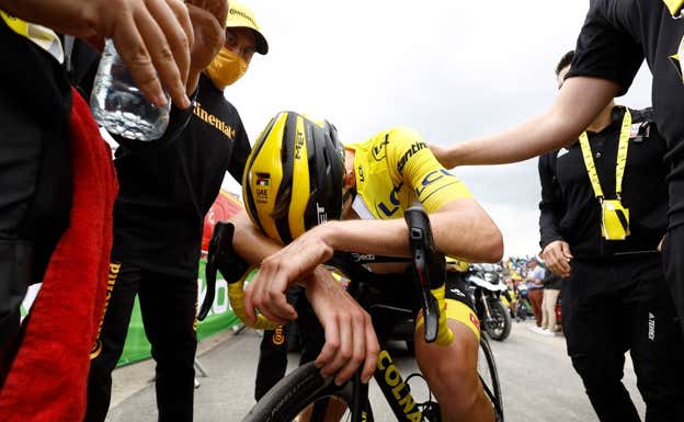 Tadej Pogacar, roto en la cima del Col du Granon.  GETTY IMAGES