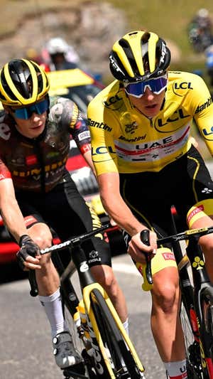 Tadej Pogacar trata de doblegar a Jonas Vingegaard en la cima del Galibier.  GETTY IMAGES