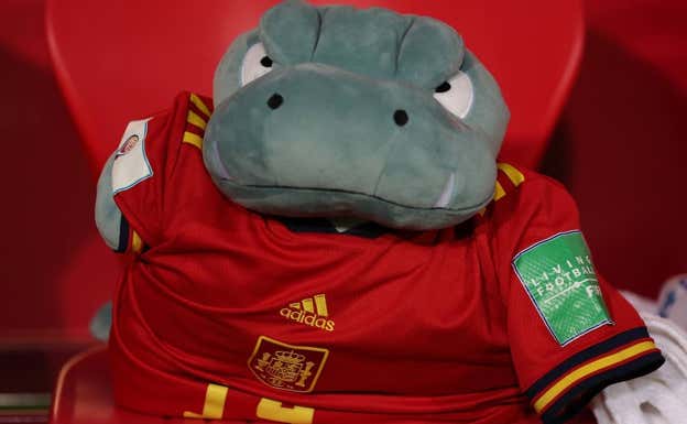 Sandy, vestido con la camiseta de Nina Pou, en el banquillo durante el partido de Japón.  @SEFutbolFem
