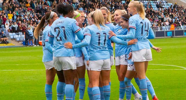 Fútbol femenino sin pantalones blancos por la menstruación