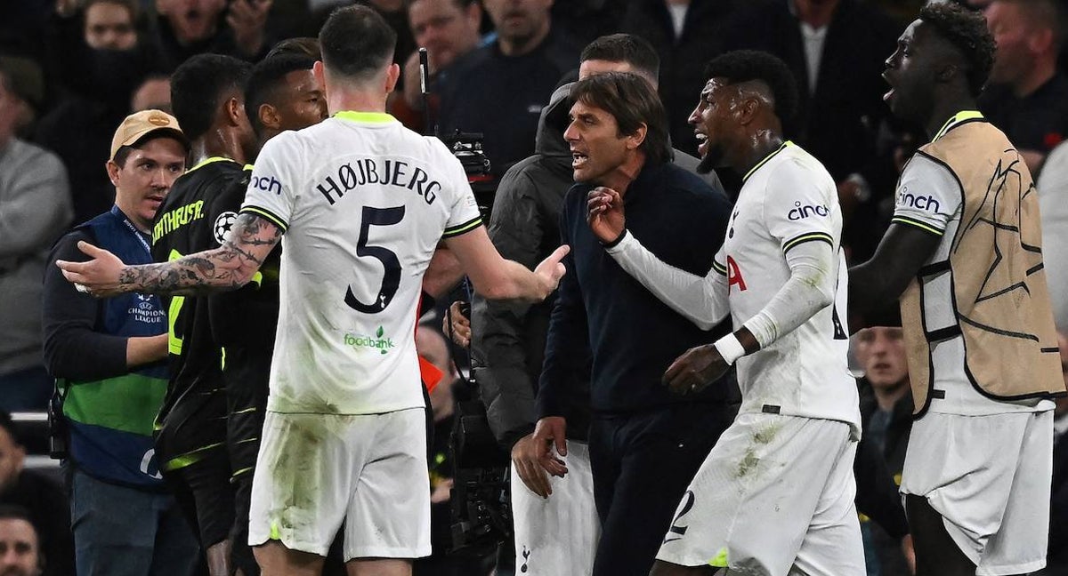 Antonio Conte protesta el gol anulado.