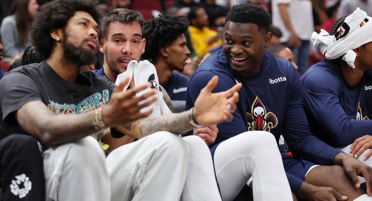 Brandon Ingram, Willy Hernangómez y Zion Williamson en el banquillo de los Pelicans en un partido de pretemporada./GETTY IMAGES