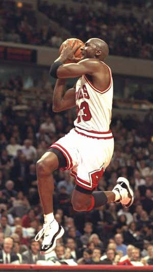 Michael Jordan con las Jordan 11.  GETTY IMAGES