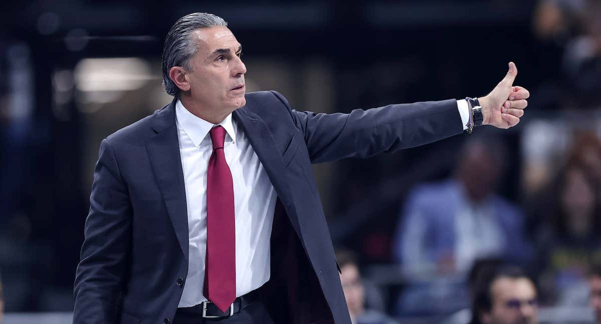 Sergio Scariolo da instrucciones a los jugadores de la Virtus de Bolonia.