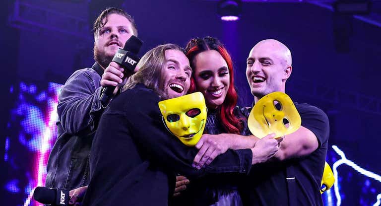 Ava Raine con sus compañeros de Schism durante su debut.