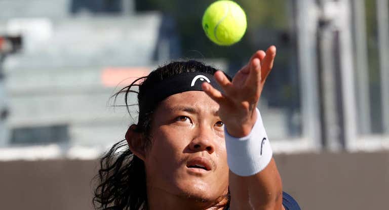Zhang, el primer chino en entrar al «top 100» de la ATP, durante un servicio.