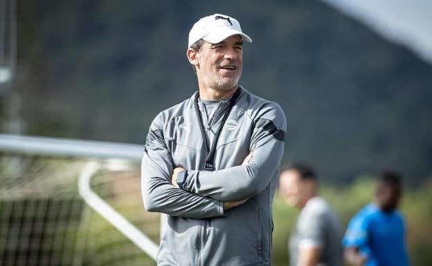 El técnico madrileño, durante un entrenamiento con el Alavés.  TWITTER: @LuisGarciaPlaza