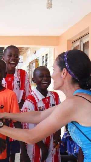 Patricia Campos, junto a un grupo de niños en Uganda.  INSTAGRAM: @goalsforfreedom