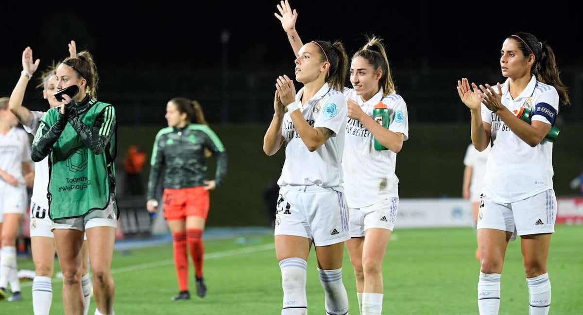 Varias jugadoras del Madrid agradecen al público su apoyo tras el partido del PSG en Champions. /GETTY