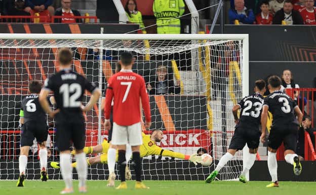 Brais Méndez marcó de penal el gol de la victoria en Mánchester.  GETTY