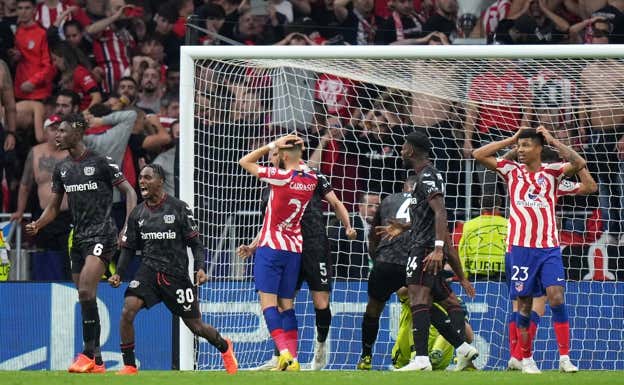 Los jugadores del Atlético de Madrid se lamentan tras el final del partido ante el Bayer. GETTY IMAGES