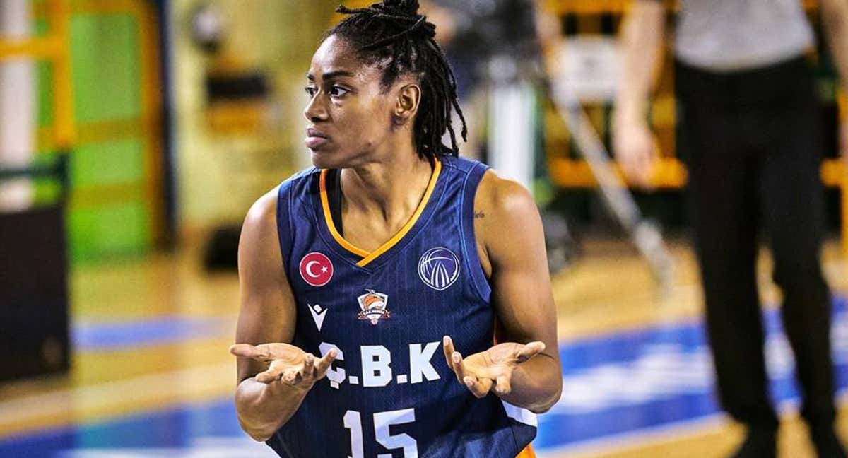 Tiffany Hayes, una de las jugadoras del Çukurova presuntamente intoxicadas, durante el partido ante Perfumerías Avenida./FIBA