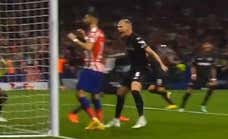 El gesto más antideportivo de la Champions: Bakker celebra el fallo de Carrasco en su cara