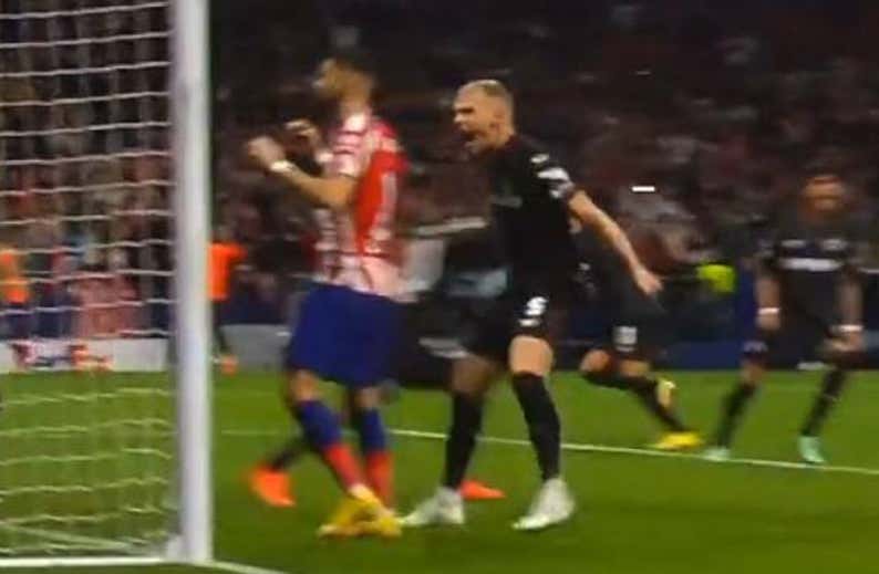 Esto no es deporte: Bakker celebra el fallo de Carrasco en su cara