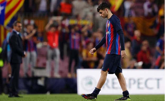 Pedri abandona el césped tras la derrota ante el Bayern.  GETTY