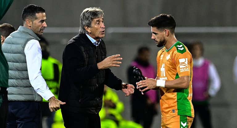 Manuel Pellegrini dialoga con Álex Moreno, en presencia de Fernando.